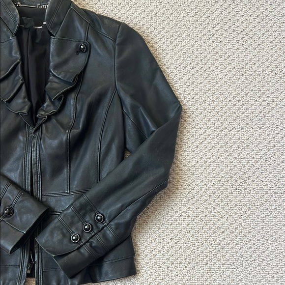 Elegant Black Women's Leather Jacket - Picture 3 of 10